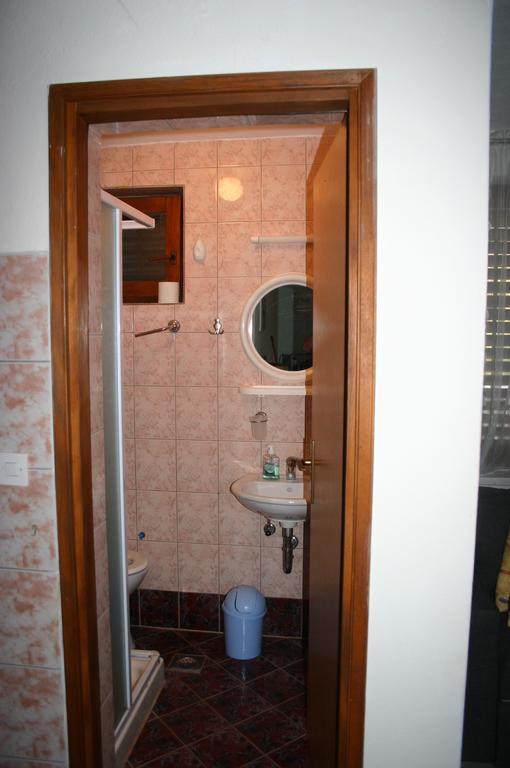 The White House Croatia Apartment Bibinje Bilik gambar